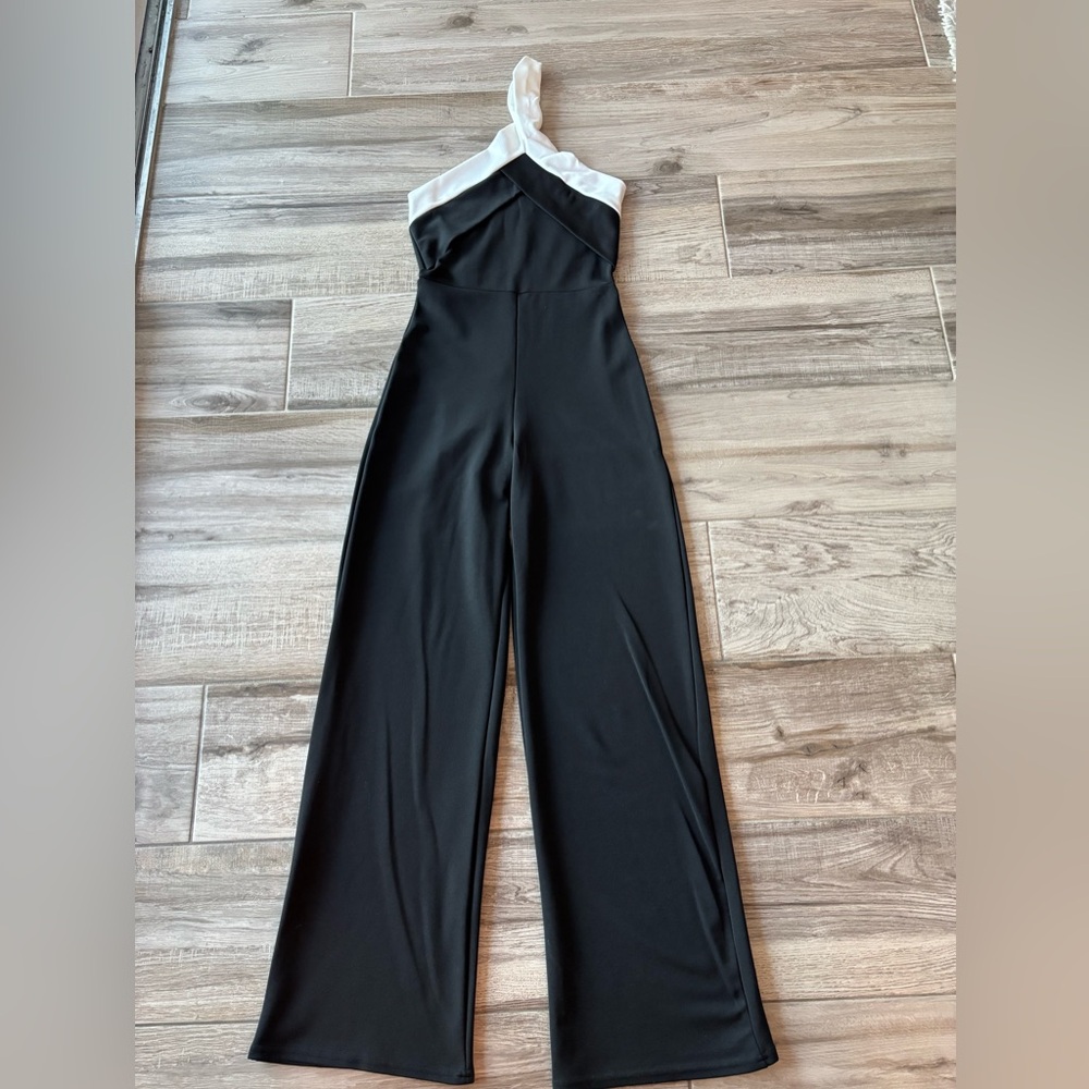 Boohoo Monochrome One-Shoulder Jumpsuit size 4